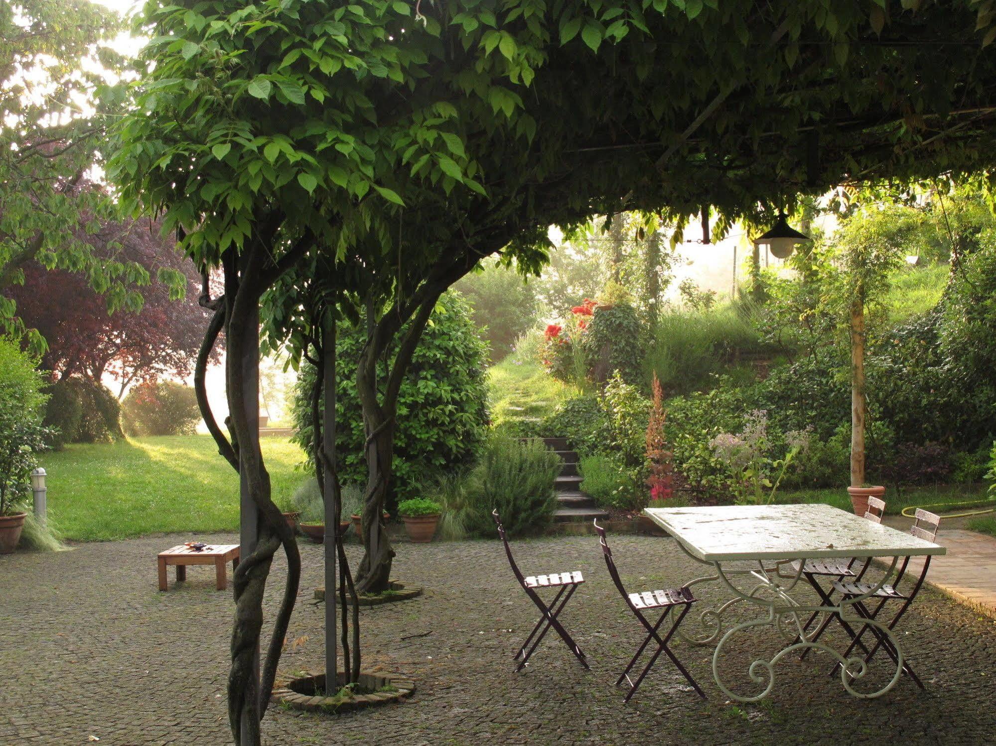 Sotto La Luna Bruna B&B Cocconato Bagian luar foto